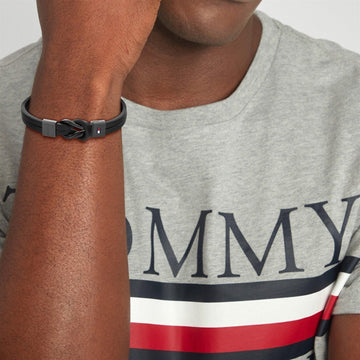 Ανδρικό δερμάτινο βραχιόλι Tommy Hilfiger σε μαύρο χρώμα.